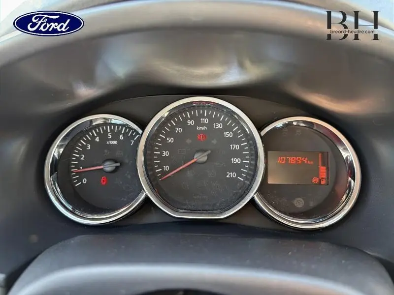 Gros plan sur le tableau de bord de la Dacia Sandero 2016, affichant le compteur de vitesse et le compte-tours.