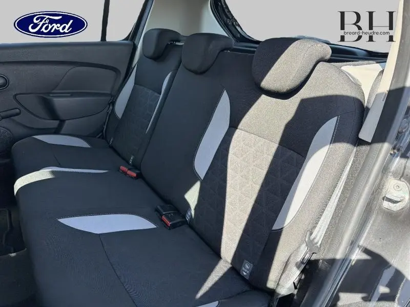 Vue intérieure côté droit de la banquette arrière noire et grise du Dacia Sandero Stepway 2016.