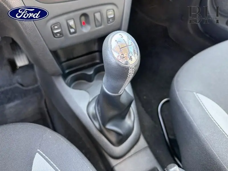 Gros plan sur le levier de vitesses manuel en cuir noir de la Dacia Sandero Stepway 2016, intérieur gris et noir.