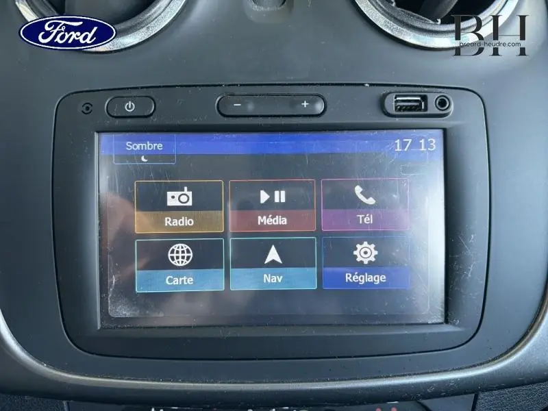 Écran tactile central de la Dacia Sandero Stepway 2016, vue rapprochée du système multimédia avec options radio et navigation.