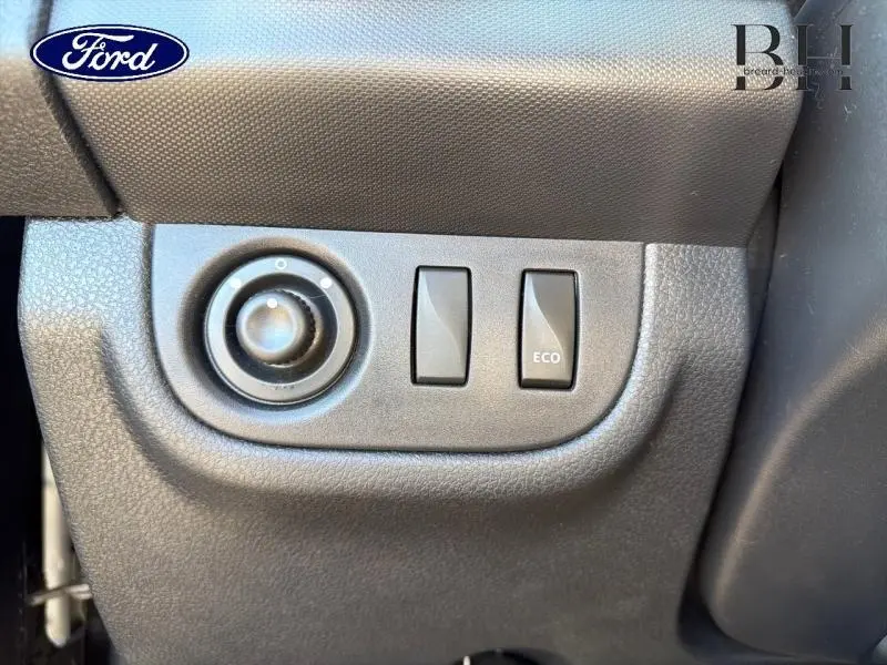 Commande de réglage des rétroviseurs et bouton mode ECO sur tableau de bord noir d'une Dacia Sandero Stepway 2016.