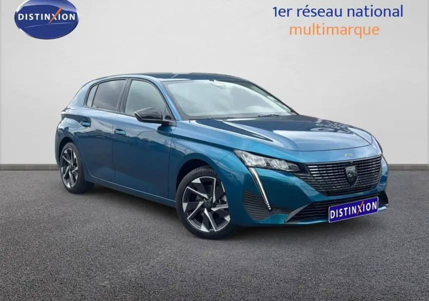 Peugeot 308 bleu en 3/4 avant droit, mettant en valeur sa calandre noire et ses jantes alliage distinctives.