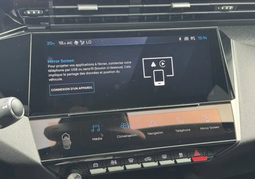 Écran tactile central en gros plan du tableau de bord de la Peugeot 308 1.2 Hybrid bleu, affichant le menu Mirror Screen.