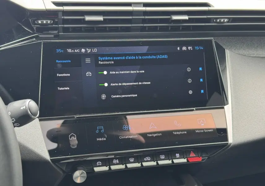 Vue rapprochée de l'écran tactile central du tableau de bord de la Peugeot 308 1.2 Hybrid 145ch Allure, affichant les aides à la conduite.
