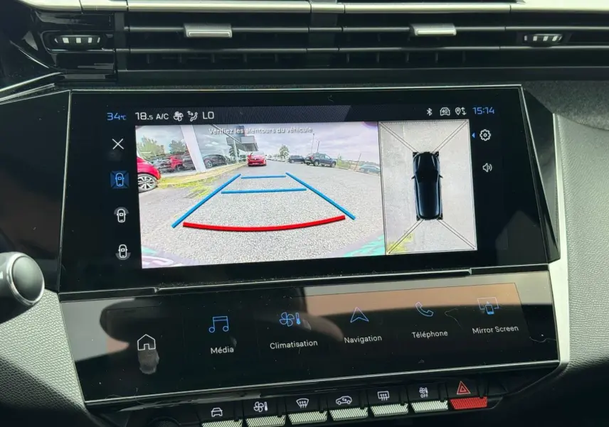 Écran tactile intérieur montrant la caméra de recul et l'affichage 360° dans une Peugeot 308 bleu hybride.