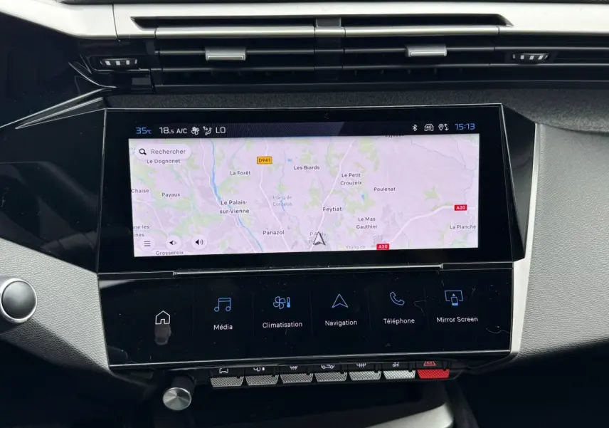 Écran tactile central affichant la navigation dans l’habitacle moderne d’une Peugeot 308 bleu 2025.