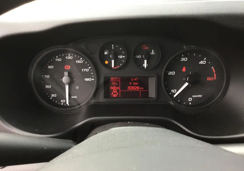 Vue rapprochée du tableau de bord du Iveco Daily 2022 avec affichage numérique et compteurs analogiques noirs.