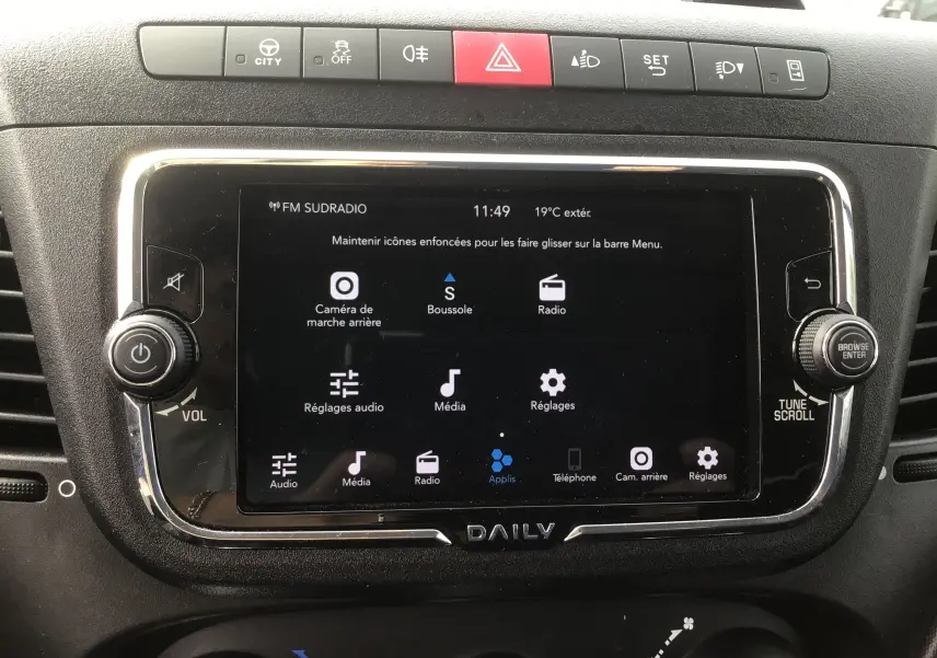 Écran tactile central du tableau de bord de l'Iveco Daily blanc, affichant les options multimédia et caméra de recul.