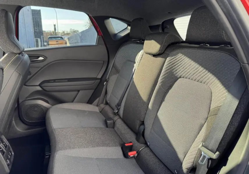 Vue intérieure côté droit des sièges arrière gris foncé du Renault Captur II 2025 avec ceinture et appuis-tête.