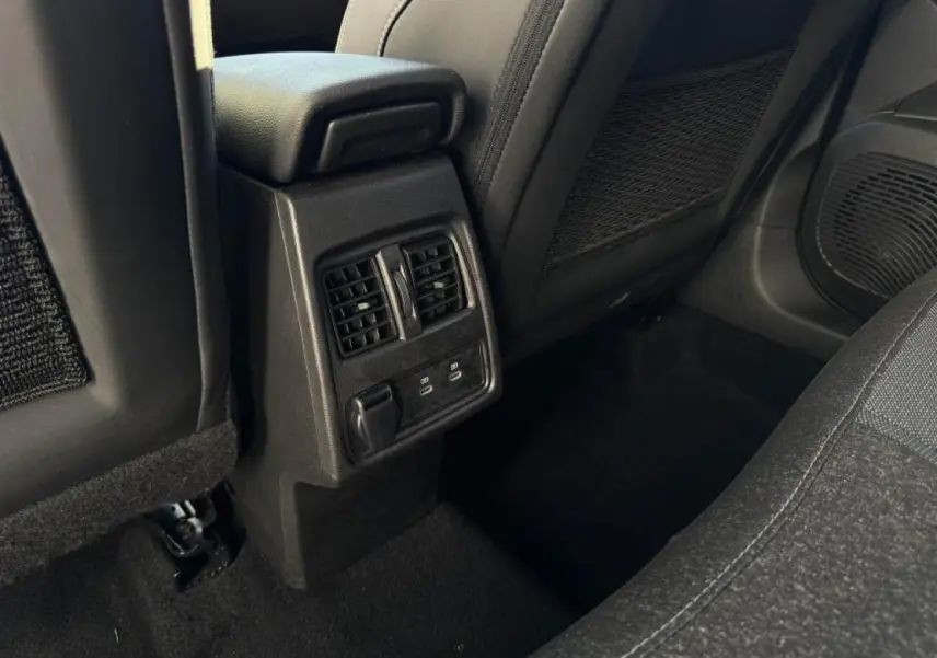 Vue rapprochée de la console centrale arrière avec prises USB C et aération dans le Renault Captur II rouge flamme.