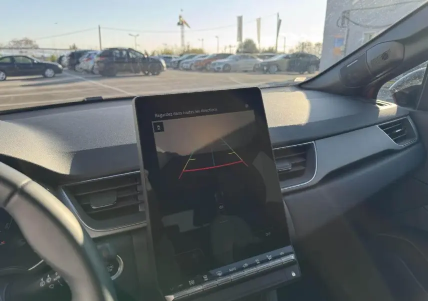Vue intérieure de la console centrale du Renault Captur II avec écran tactile affichant la caméra de recul.