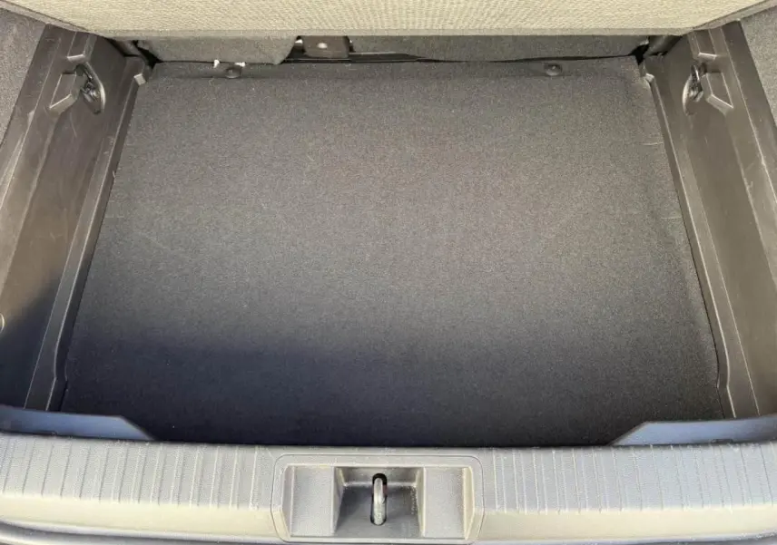 Coffre vide vu de dessus du Renault Captur II 1.0 TCE 100 GPL finition Techno, sans chargement ni accessoires visibles.