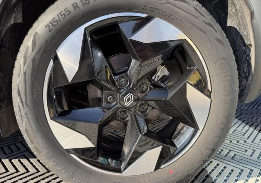 Gros plan sur la jante aluminium 18 pouces bicolore noire et argentée du Renault Captur II Rouge Flamme.