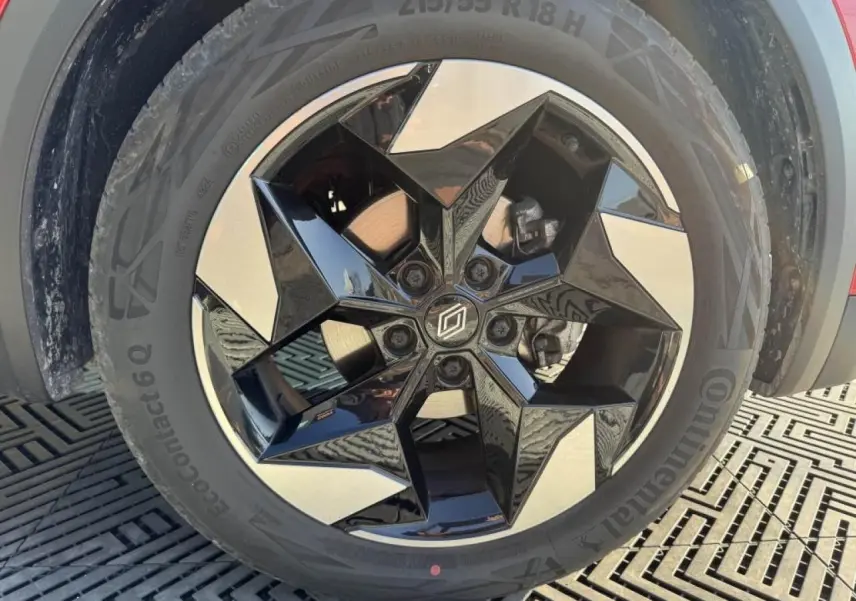 Gros plan sur la jante aluminium 18 pouces noire et argent du Renault Captur Rouge Flamme, côté droit.