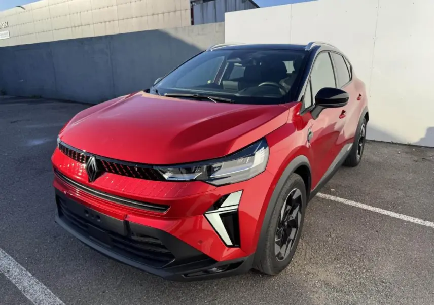 Renault Captur II 2025 Rouge Flamme toit noir, vue 3/4 avant droit, avec projecteurs LED et jantes aluminium noires.