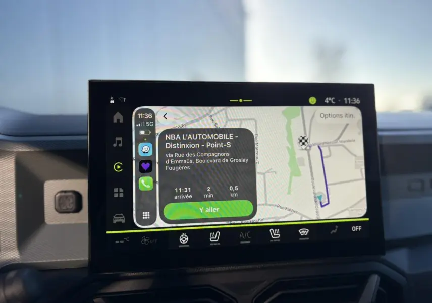 Écran tactile 10 pouces du Dacia Duster gris schiste, affichant la navigation GPS avec interface moderne.