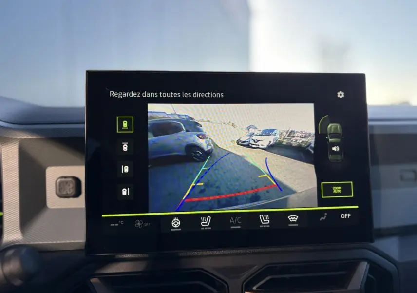 Écran tactile intérieur montrant la caméra 360° du Dacia Duster gris schiste en marche arrière.