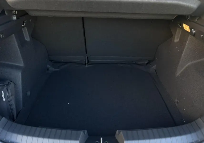 Coffre vide vu de face, intérieur noir avec revêtement tissu, sans objet ni accessoire visible.