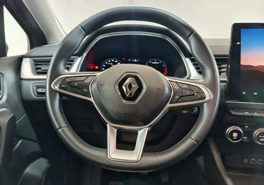 Volant noir de Renault Captur 2024 techno TCe 90 avec commandes intégrées et tableau de bord numérique visible