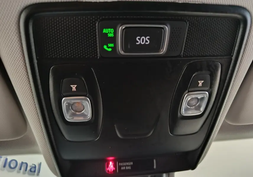 Vue en gros plan du plafonnier noir avec bouton SOS et éclairages intérieurs du Renault Captur gris foncé 2024.