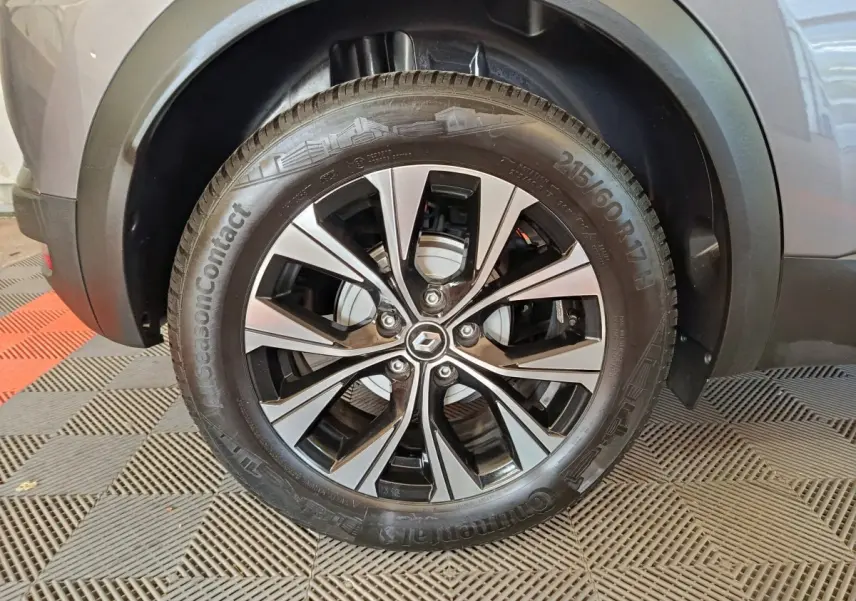 Gros plan sur la roue avant droite du Renault Captur gris foncé 2024 avec jante alliage au design moderne.