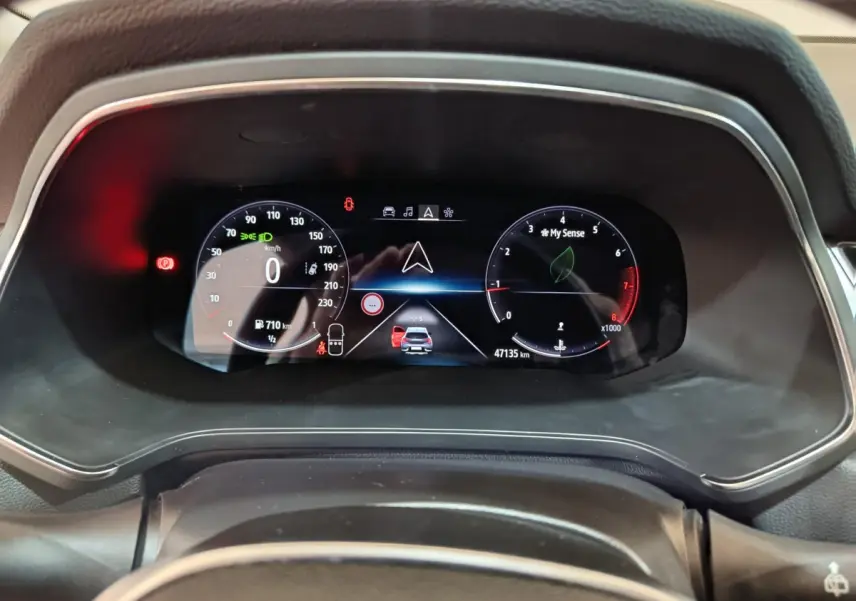 Tableau de bord numérique du Renault Captur Techno TCe 90 2024 affichant la vitesse et la navigation.