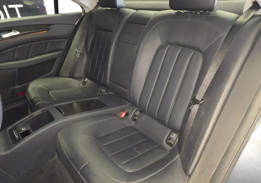 Vue intérieure sur les sièges arrière en cuir noir de la Mercedes Classe CLS 250 CDI FAP gris, avec accoudoir central.