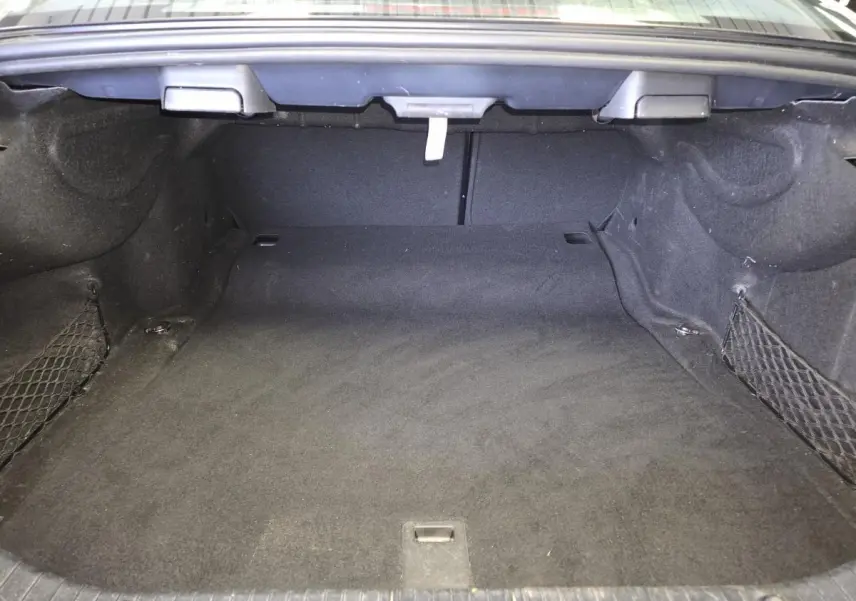 Coffre vide de Mercedes Classe CLS 250 CDI gris, vue intérieure arrière avec filet de rangement latéral.