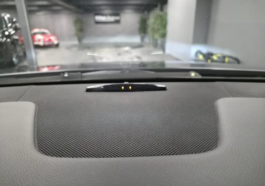 Vue intérieure du tableau de bord gris foncé de la Mercedes Classe CLS 250 CDI avec haut-parleur intégré au centre.