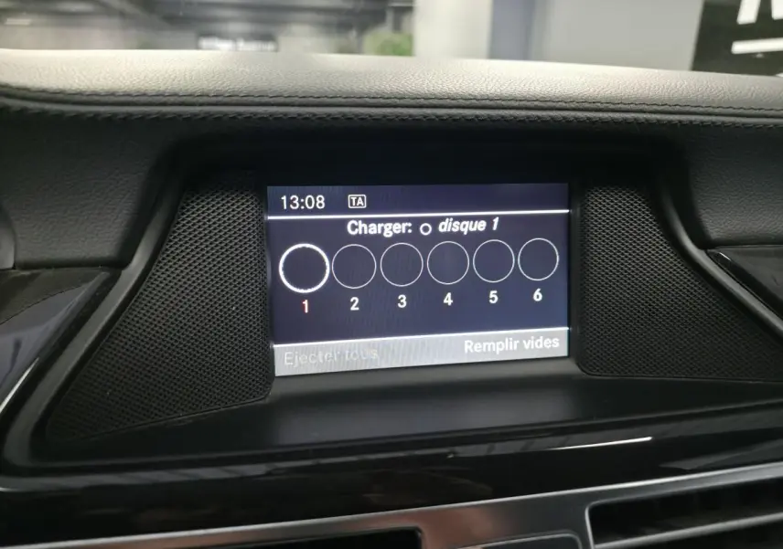 Écran central du système audio de la Mercedes Classe CLS 250 CDI, affichant la sélection du disque 1.