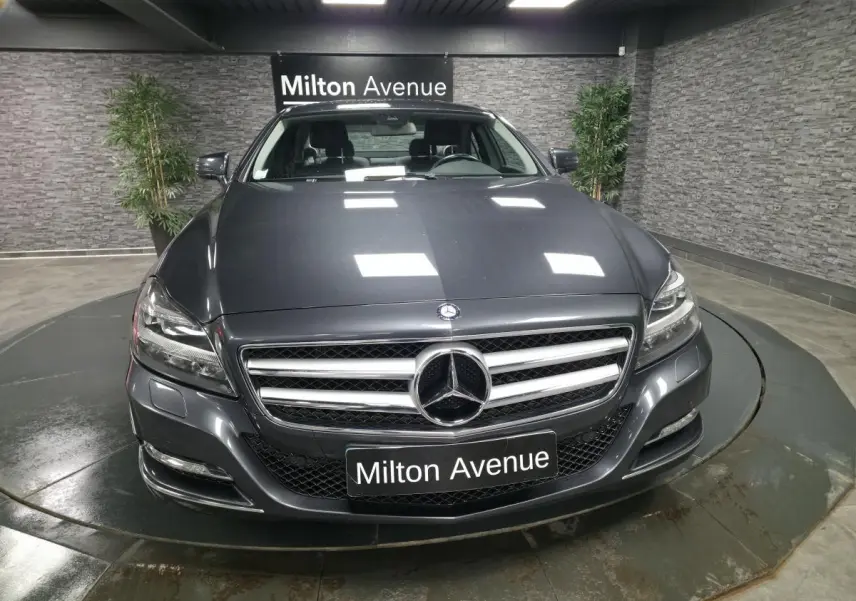 Vue frontale d'une Mercedes Classe CLS 250 CDI gris métallisé avec calandre chromée et logo étoile central.