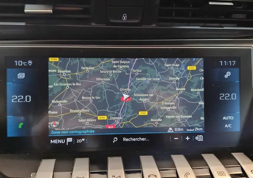 Écran tactile central du tableau de bord de la Peugeot 508 gris clair, affichant la navigation GPS en plein jour.