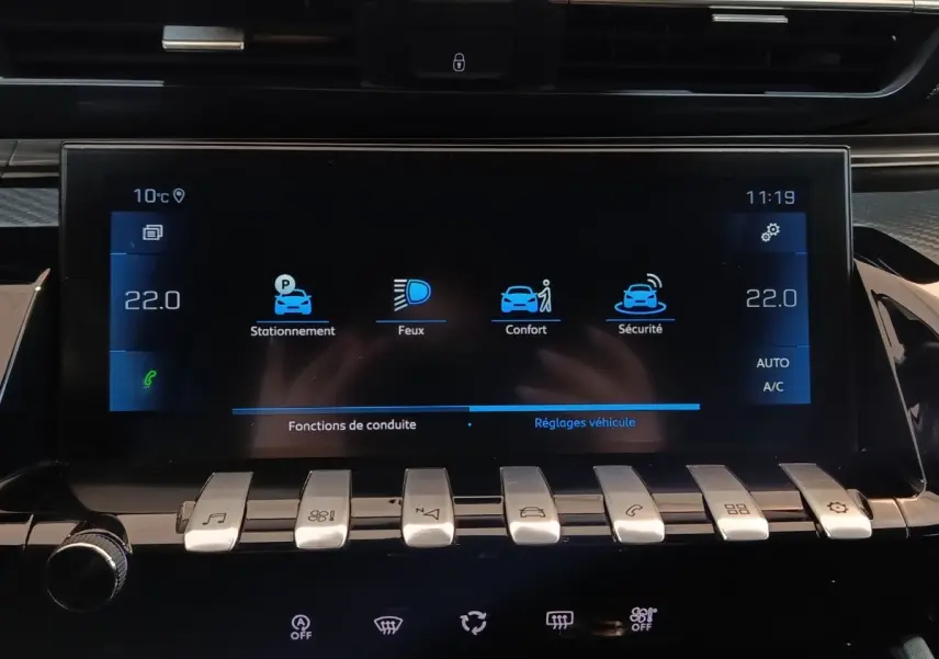 Écran tactile central du tableau de bord de la Peugeot 508 gris clair, affichant les réglages de conduite.