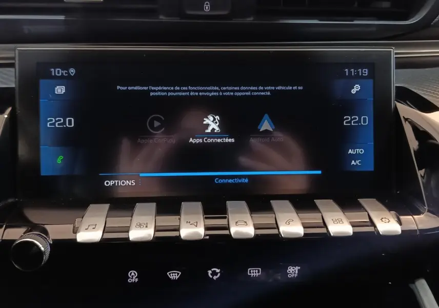 Écran tactile central de la Peugeot 508 gris clair, vue frontale du tableau de bord avec commandes piano.