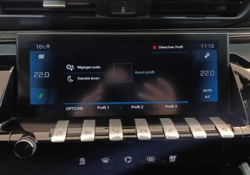 Vue rapprochée de l’écran tactile central et des commandes en métal brossé du tableau de bord d’une Peugeot 508 gris clair.