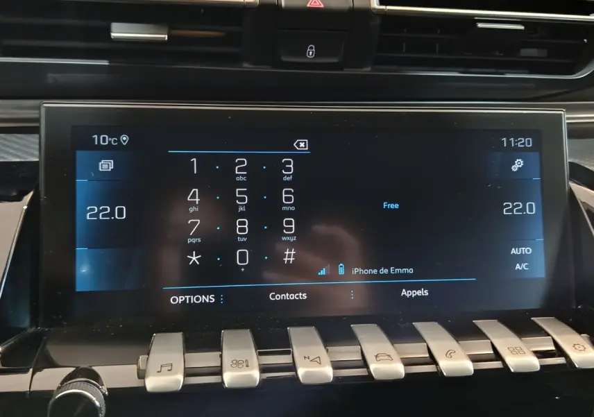 Écran tactile central de la Peugeot 508 gris clair, affichant le menu appels et la température à 22°C.