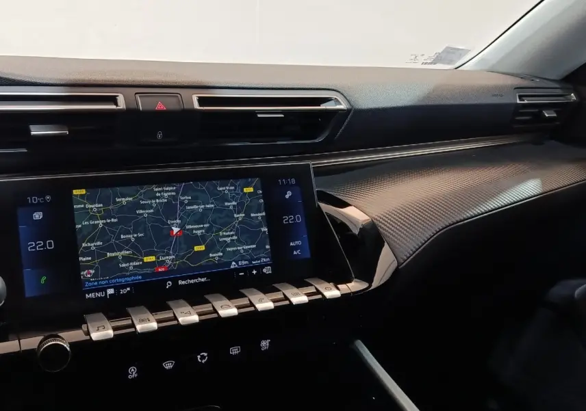 Vue intérieure du tableau de bord de la Peugeot 508 gris clair, mettant en valeur l'écran tactile de navigation et les commandes piano.