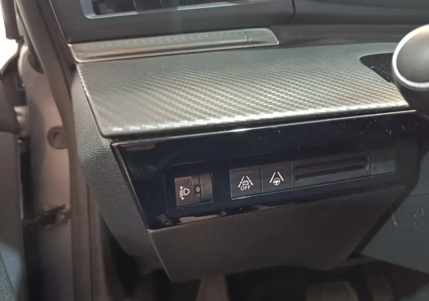 Détail du tableau de bord côté gauche avec commandes d’éclairage et d’aide à la conduite sur Peugeot 508 gris clair 2020.