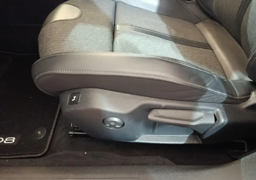 Gros plan sur le siège avant droit gris clair de la Peugeot 508 2020 avec commandes manuelles et bouton de réglage électrique.