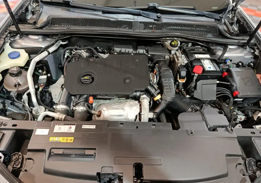 Vue plongeante sur le compartiment moteur gris clair du Peugeot 508 BlueHDi 130 S&S EAT8 Allure de 2020.