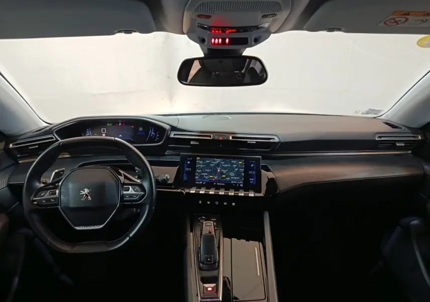 Vue intérieure frontale du tableau de bord noir et volant cuir de la Peugeot 508 BlueHDi 130 S&S EAT8 Allure 2020.