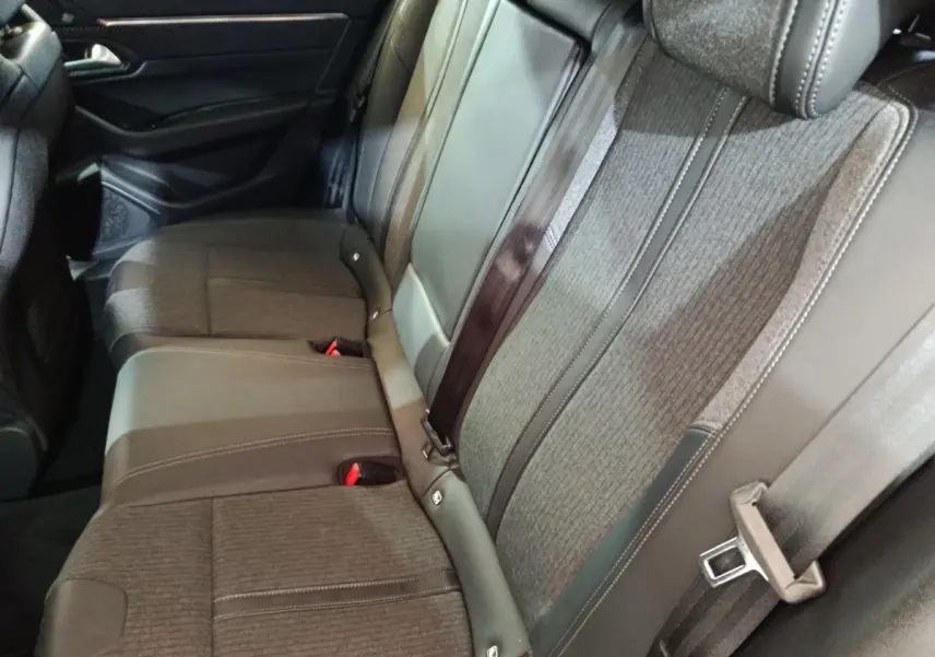 Vue rapprochée de la banquette arrière grise en tissu et cuir de la Peugeot 508 BlueHDi 130 S&S EAT8 Allure 2020.