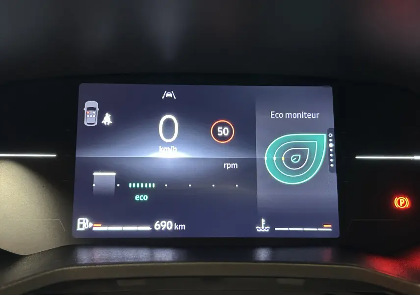 Affichage numérique du tableau de bord Renault Clio V blanc, montrant vitesse à 0 km/h et indicateur Eco moniteur.