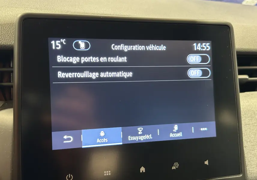 Écran tactile central de la Renault Clio V blanc montrant les options de configuration véhicule, vue de face en intérieur.