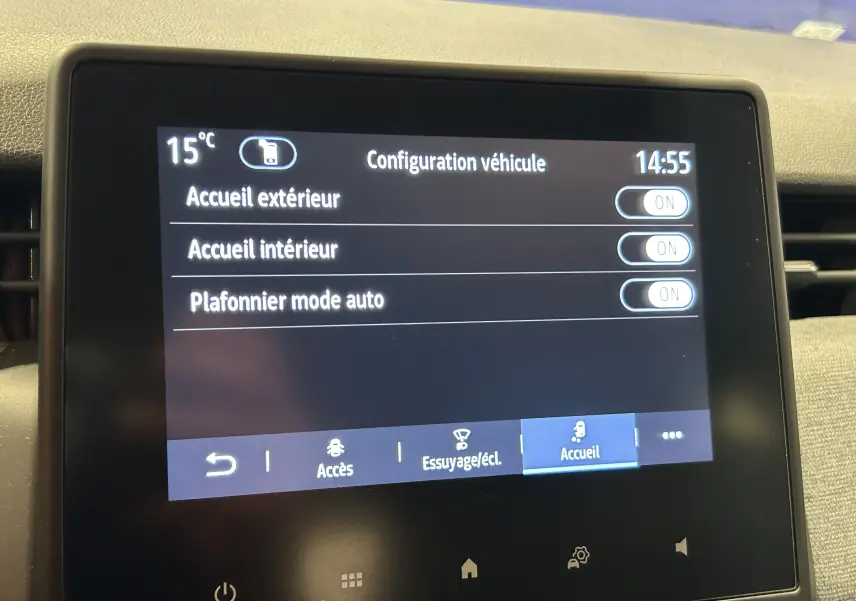 Écran tactile central affichant la configuration véhicule dans l’habitacle d’une Renault Clio V blanche.