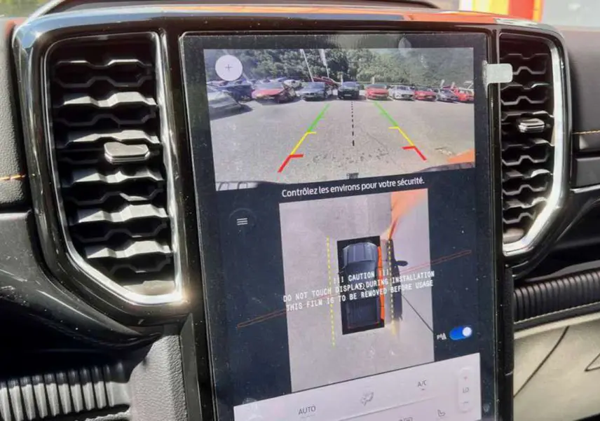 Vue rapprochée de l’écran tactile central du Ford Ranger Wildtrak 2025 affichant la caméra de recul et la vue 360° intérieure.