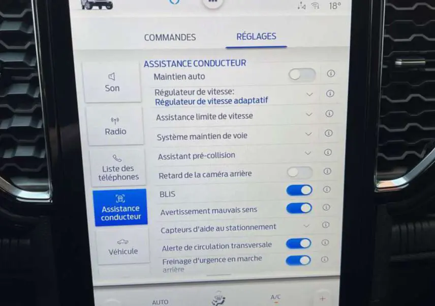 Écran tactile intérieur du Ford Ranger Wildtrak Plus 2025 montrant les réglages d’assistance conducteur.