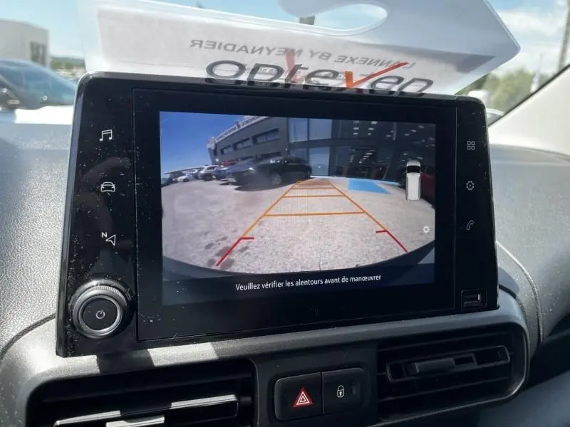 Écran de caméra de recul dans un Opel Combo Cargo blanc 2024, vue arrière avec lignes de guidage de stationnement.