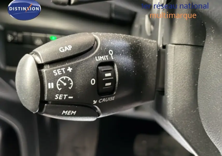 Gros plan sur la commande de régulateur de vitesse au volant du Citroën C5 Aircross gris platinium 2025.