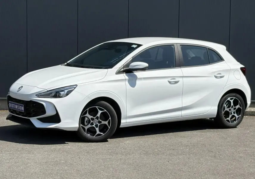 Vue latérale droite d'une MG3 1.5 Hybrid+ 195 Comfort blanche Dover avec jantes alliage noires et grises.